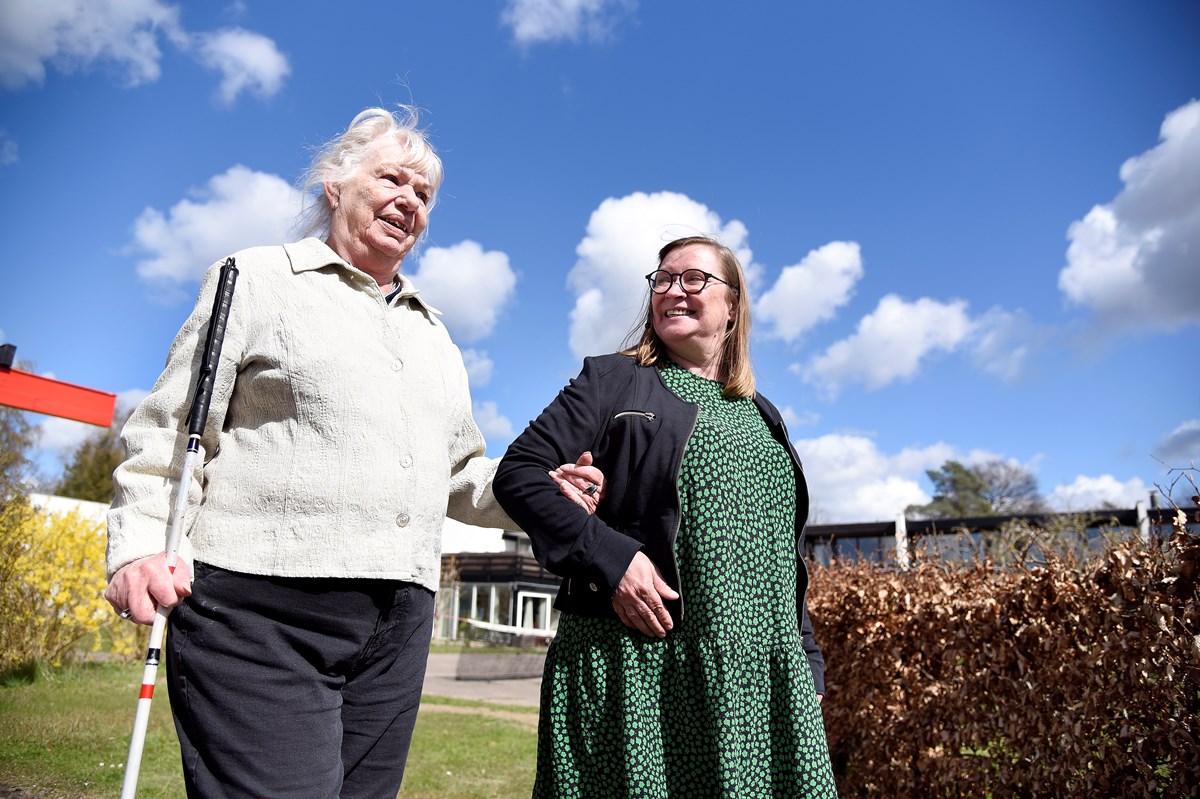 Er du blind eller har en synsrest på max 10% kan du nu få en gratis ledsageordning, hvis du er over 67 år.